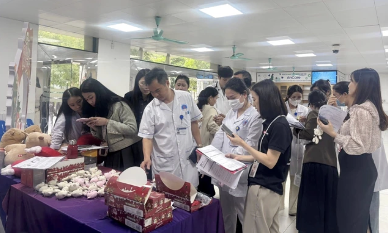 HSBC mang Giáng sinh ấm áp đến y bác sĩ Bệnh viện Hữu Nghị